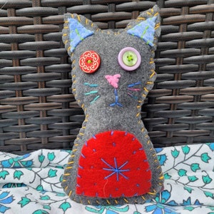 Handmade felt cat stuffie, spirit cat, charm cat, felt stuffed toy cat, cat plushie, Gift for cat lovers