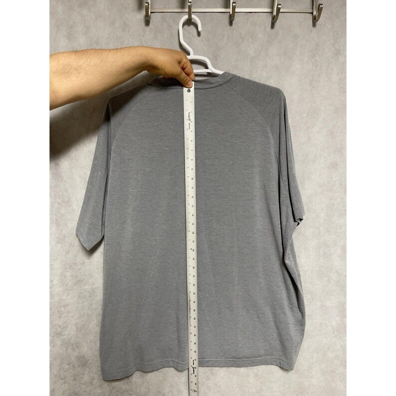 Maglietta HUK da uomo, taglia 3XL, grigia, modello Waypoint Fishing S/S, con tasca, per attività all'aperto e protezione UPF. immagine 4