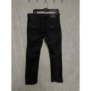 Calça jeans True Religion masculina, tamanho 33x33, preta, modelo Ricky, corte reto e modelagem relaxada, com elastano e bolsos com aba. imagem 7