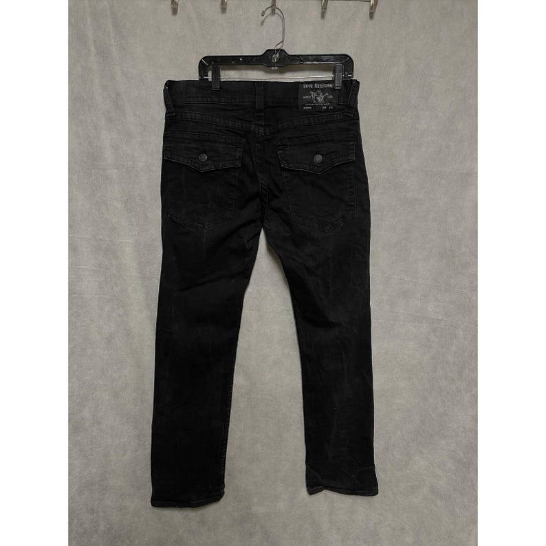 Calça jeans True Religion masculina, tamanho 33x33, preta, modelo Ricky, corte reto e modelagem relaxada, com elastano e bolsos com aba. imagem 7