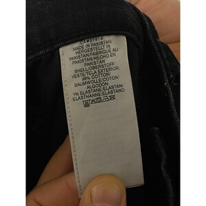 Calça jeans True Religion masculina, tamanho 33x33, preta, modelo Ricky, corte reto e modelagem relaxada, com elastano e bolsos com aba. imagem 10