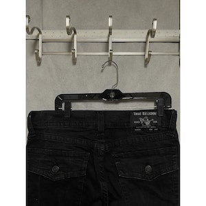 Calça jeans True Religion masculina, tamanho 33x33, preta, modelo Ricky, corte reto e modelagem relaxada, com elastano e bolsos com aba. imagem 1