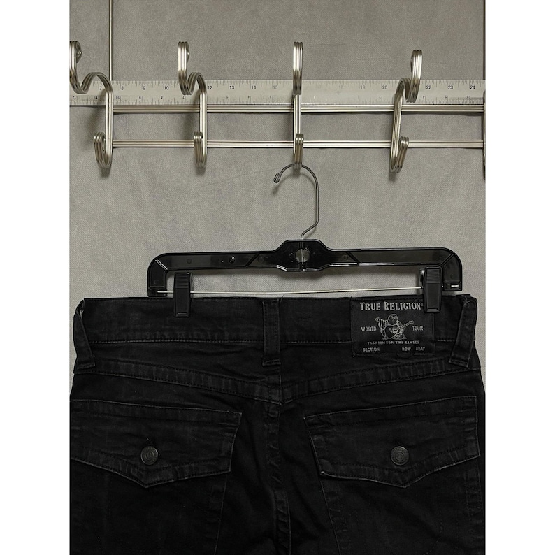 Calça jeans True Religion masculina, tamanho 33x33, preta, modelo Ricky, corte reto e modelagem relaxada, com elastano e bolsos com aba. imagem 1