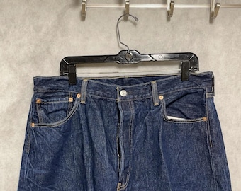 Jeans Levi's 501 vintage para hombre, talla 36x33, azul oscuro, mezclilla cruda, corte recto, estilo casual urbano.