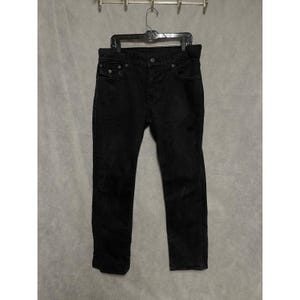 Calça jeans True Religion masculina, tamanho 33x33, preta, modelo Ricky, corte reto e modelagem relaxada, com elastano e bolsos com aba. imagem 2