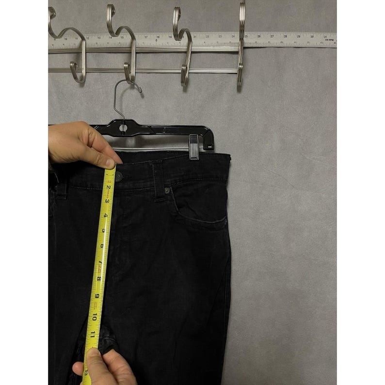 Calça jeans True Religion masculina, tamanho 33x33, preta, modelo Ricky, corte reto e modelagem relaxada, com elastano e bolsos com aba. imagem 5