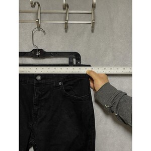 Calça jeans True Religion masculina, tamanho 33x33, preta, modelo Ricky, corte reto e modelagem relaxada, com elastano e bolsos com aba. imagem 3