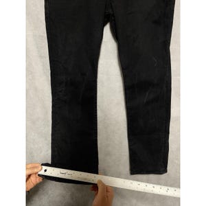 Calça jeans True Religion masculina, tamanho 33x33, preta, modelo Ricky, corte reto e modelagem relaxada, com elastano e bolsos com aba. imagem 4