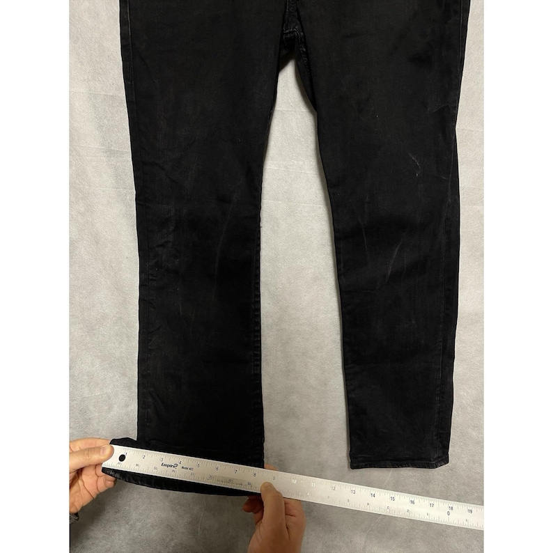 Calça jeans True Religion masculina, tamanho 33x33, preta, modelo Ricky, corte reto e modelagem relaxada, com elastano e bolsos com aba. imagem 4