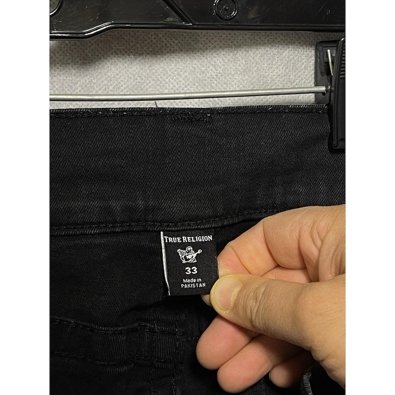 Calça jeans True Religion masculina, tamanho 33x33, preta, modelo Ricky, corte reto e modelagem relaxada, com elastano e bolsos com aba. imagem 9