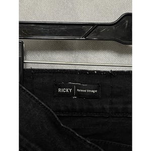 Calça jeans True Religion masculina, tamanho 33x33, preta, modelo Ricky, corte reto e modelagem relaxada, com elastano e bolsos com aba. imagem 8