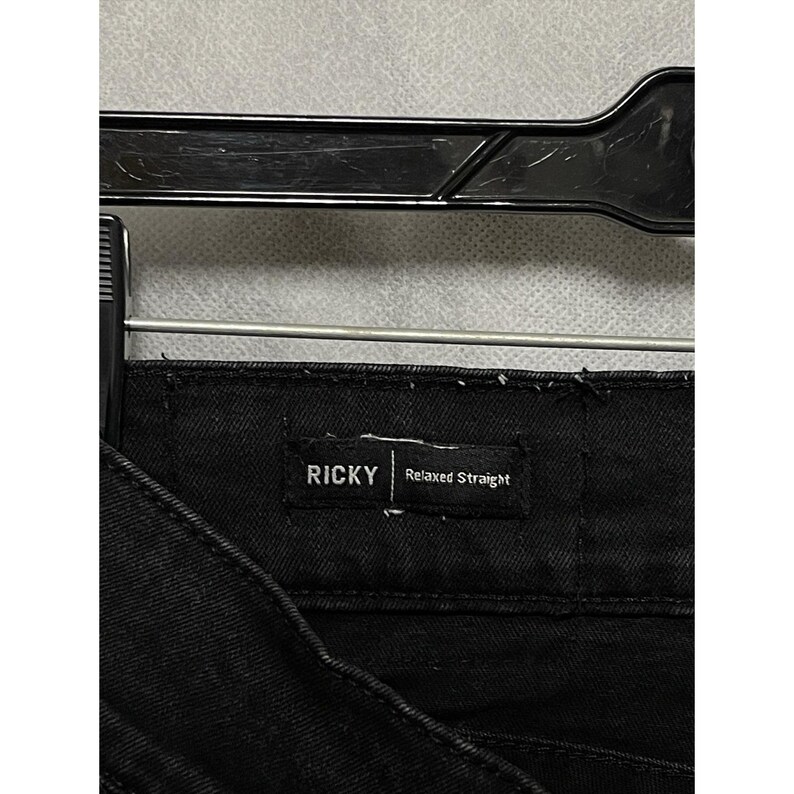 Calça jeans True Religion masculina, tamanho 33x33, preta, modelo Ricky, corte reto e modelagem relaxada, com elastano e bolsos com aba. imagem 8