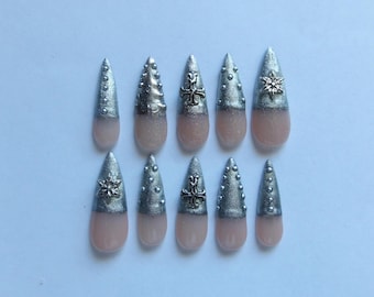 Unhas postiças cromadas góticas com ponta francesa | Pingentes prateados e efeito cromado 3D | Unhas góticas Y2K