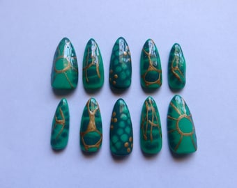 Uñas postizas elegantes en tonos esmeralda y dorado/ Uñas verdes, esmeralda y dorado/ Uñas elegantes y hermosas