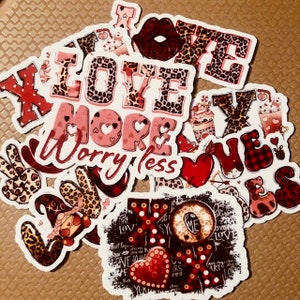 Love More Worry Less Aufkleber, Valentinstag, wetterfest, wasserdicht UV, glänzend / matt Gnomies, Aufkleber Tassen, Laptop, Fenster, Wand, Karten usw