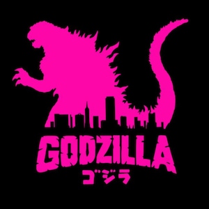 以下が含まれることがあります： 都市の skyline に立っているゴジラのピンク色のシルエット。下に「GODZILLA」と「ゴジラ」の文字があります。