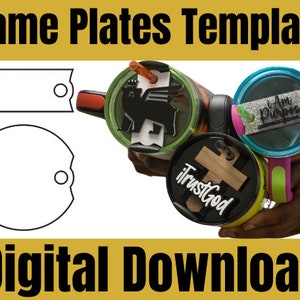 Puede incluir: Una plantilla de descarga digital para crear placas de nombre personalizadas. La plantilla incluye dos formas diferentes: un rectángulo con esquinas redondeadas y un círculo con un borde redondeado. La plantilla se muestra con ejemplos de placas de nombre en vasos con el texto "I am Purpose", "Trust God" y una silueta negra de un león con alas.