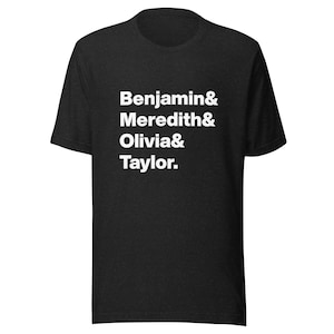 Puede incluir: Camiseta negra con texto blanco que dice "Benjamin & Meredith & Olivia & Taylor."