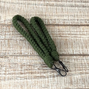 Green Crochet Wristlet Keychain, Black Metal Swivel Lobster Clasp, Lanyard, Boho Key Fob Holder, Short Key Ring Strap for Men or Women