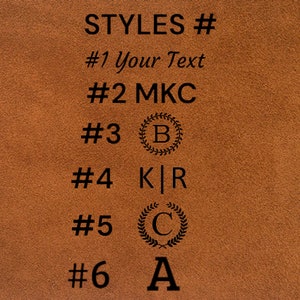 Puede incluir: Un fondo de cuero marr&oacute;n con texto negro que dice "STYLES #" seguido de seis estilos de texto diferentes. Los estilos incluyen: #1 Your Text, #2 MKC, #3 B, #4 KR, #5 C y #6 A.