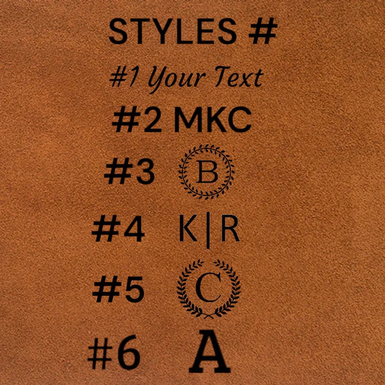 Puede incluir: Un fondo de cuero marr&oacute;n con texto negro que dice "STYLES #" seguido de seis estilos de texto diferentes. Los estilos incluyen: #1 Your Text, #2 MKC, #3 B, #4 KR, #5 C y #6 A.