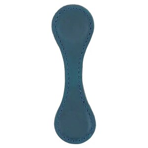 Puede incluir: Un marcap&aacute;ginas de cuero azul turquesa con un borde cosido.