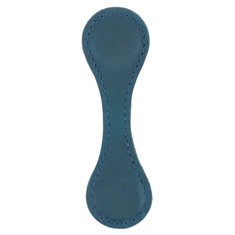 Puede incluir: Un marcap&aacute;ginas de cuero azul turquesa con un borde cosido.