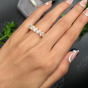 Anillo de eternidad con circonita cúbica talla pera, oro, apilable, ideal para bodas y aniversarios.