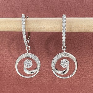 Pendientes de aro de diamantes / Huggie de diamantes de oro de 14 k con un diamante redondo colgante, pendientes, plata maciza y diamantes moissanita, Día de San Valentín