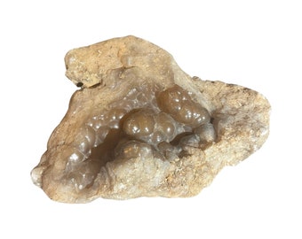 Ejemplar de Calcedonia botrioidal negra - De pie - A