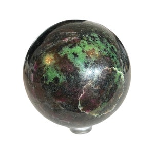 Könnte beinhalten: Eine grüne, schwarze und rosafarbene Edelsteinkugel auf einem klaren Ständer. Die Kugel ist poliert und hat eine glatte Oberfläche.