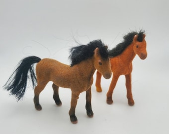 Miniaturas de potros flocados, 2 caballos de juguete, poni vintage de terciopelo marrón de 3 pulgadas.