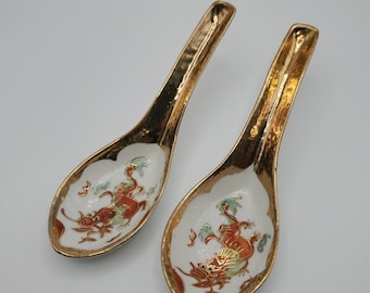 2 cucharas antiguas de porcelana china de principios del siglo XX, con esmalte dorado y diseño de dragón rojo.