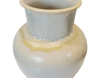 Jarrón de gres Portmeirion Starfire Opal blanco y beige, estilo contemporáneo minimalista.