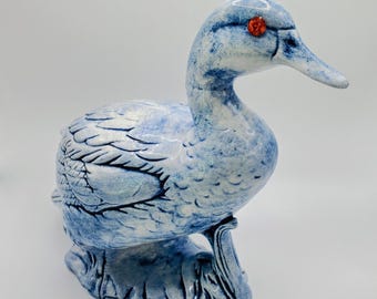 Figura de pato de cerámica azul artesanal con ojos rojos enjoyados, estatua de cerámica artística firmada.