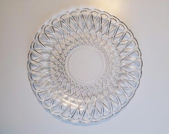 Plato de servir transparente con diseño de pretzel de Indiana Glass, estilo vintage, con borde festoneado.