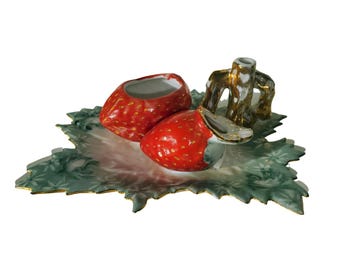 Tintero y soporte para pluma de porcelana estilo Limoges vintage con forma de hoja y fresas.