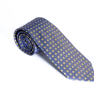 Puede incluir: Una corbata azul con un patrón de cuadrados amarillos.