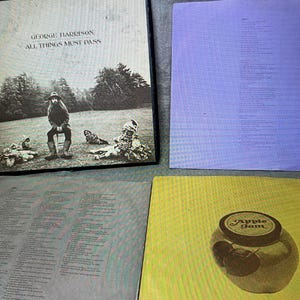 Caja de 3 discos de vinilo de George Harrison: "All Things Must Pass" + Incluye póster original en perfecto estado