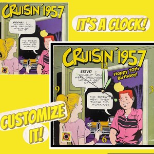 Puede incluir: Un reloj de pared cuadrado con una ilustración de cómic Cruisin' 1957. El gráfico muestra a una persona rubia y a una persona pelirroja hablando cerca de un coche amarillo. El texto incluye Cruisin' 1957, Happy 70th Birthday y globos de diálogo.