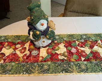 Christmas // Holiday Ornaments Table Runner