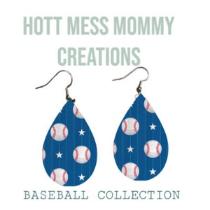Könnte beinhalten: Ohrringe in Tropfenform mit Baseball-Motiv. Die Ohrringe haben einen blauen Hintergrund mit weißen Sternen und Basebällen. Der Text "HOTT MESS MOMMY CREATIONS" und "BASEBALL COLLECTION" ist sichtbar.