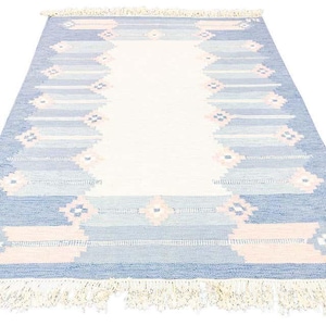 Zweeds Kilim tapijt, handgeweven wollen platweefsel, blauw, crème en roze tribaal ruitpatroon, Scandinavisch Rolakan-stijl vloerkleed.