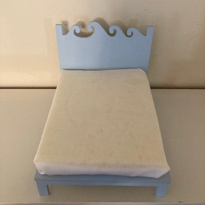 Miniature 1:12th scale full size wave bed for your dollhouse/shadow box/room box/diorama. Discontinuing.