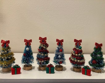 Cute miniature Christmas trees that can be used for a few different scale dollhouses/diorama.