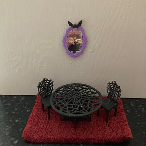 Juego de mesa de telaraña en miniatura a escala 1/24 o espejo espeluznante para tu casa de muñecas/caja de sombras/caja de habitación/diorama. imagen 2