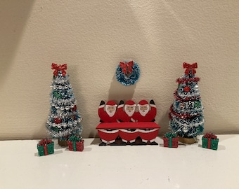 Banco de Papá Noel en miniatura a escala 1/24 y otras decoraciones navideñas en miniatura a la venta para casa de muñecas/diorama/caja de habitación/caja de sombras/