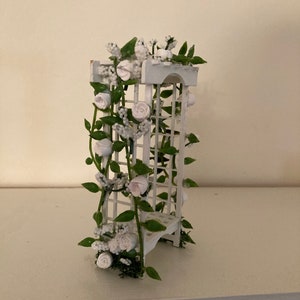 Miniature 1:24th scale rose trellis with bench for dollhouses/shadow boxes/room boxes/diorama&#39;s.