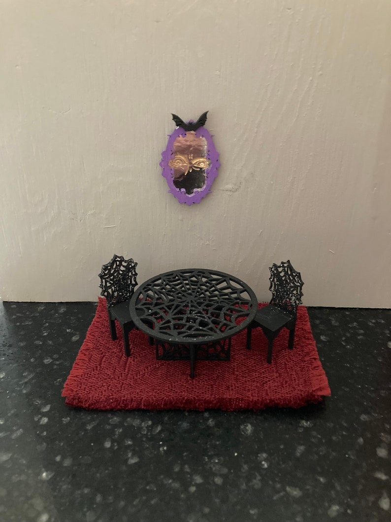 Juego de mesa de telaraña en miniatura a escala 1/24 o espejo espeluznante para tu casa de muñecas/caja de sombras/caja de habitación/diorama. imagen 1