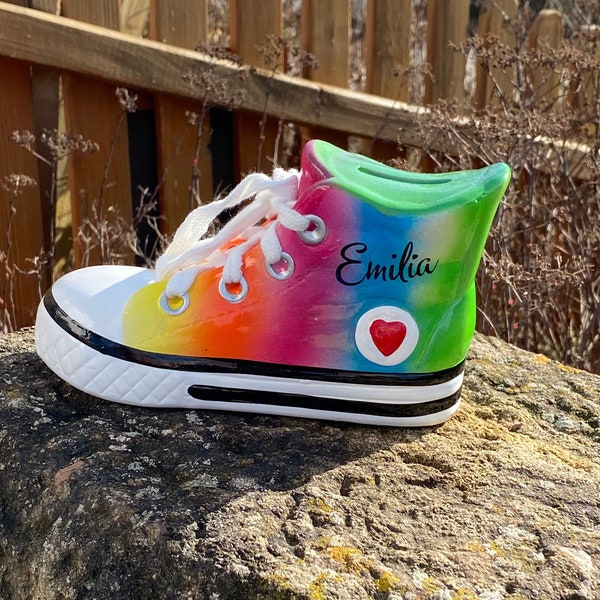 Spardose Schuh, Turnschuh, Sneakers personalisiert mit Namen, Sparschwein als Geschenk, Geldgeschenk Taufe, Einschulung, Geburtstag,